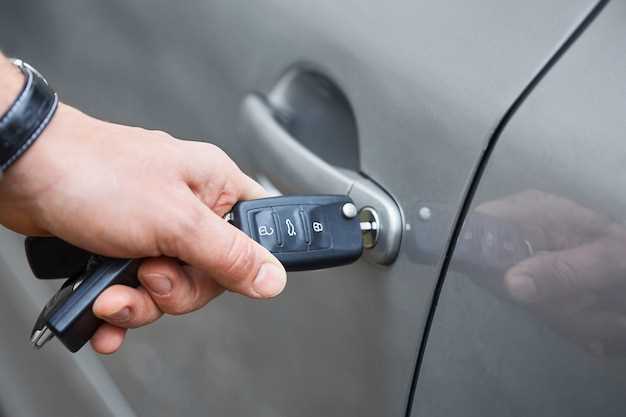 Обход замка с помощью пластиковых карточек или тонких инструментов