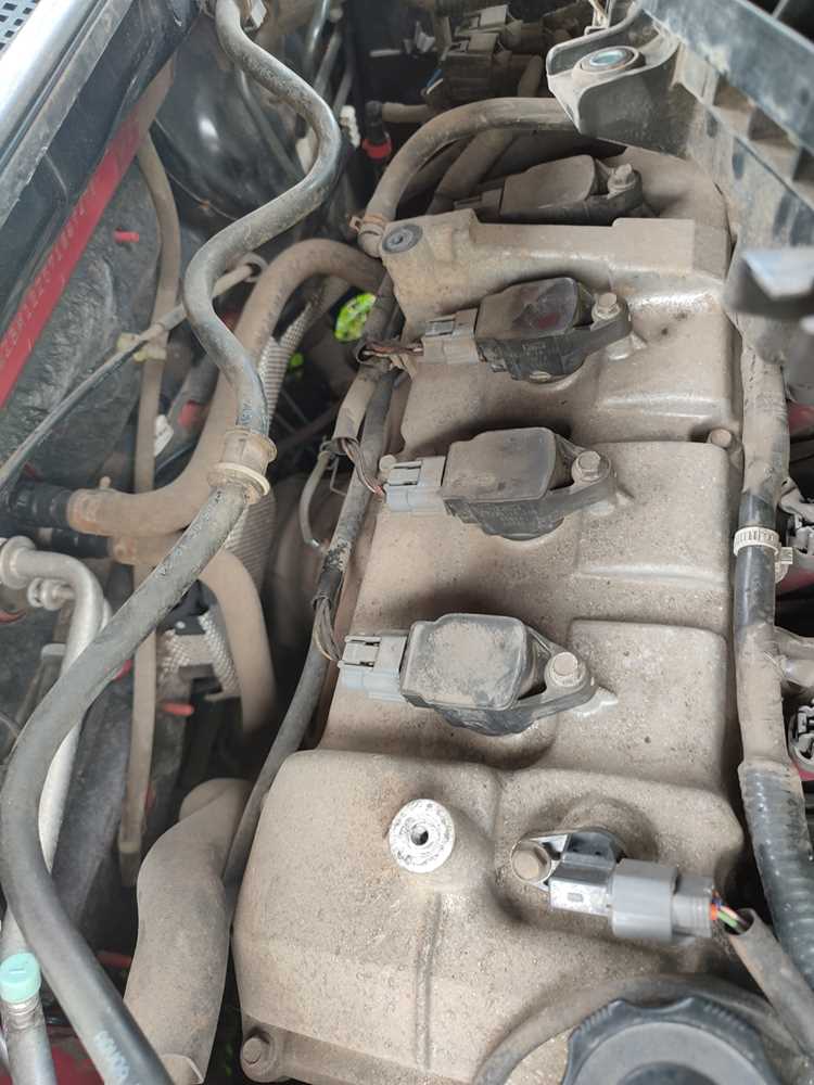 Снятие крышки двигателя и доступ к зажиганию